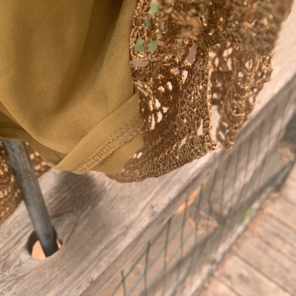 Cable & Gauge burnt gold crochet layered( with cami) neutral pullover sweater - Picture 5 of 12